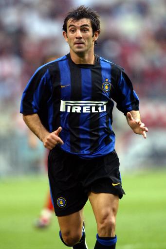 曼联4-1击败狼队，升至英超第六；米兰3-2战胜都灵，登顶积分榜。（曼联4比1擒狼队跻身英超第六，米兰3比2力克都灵领跑积分榜）